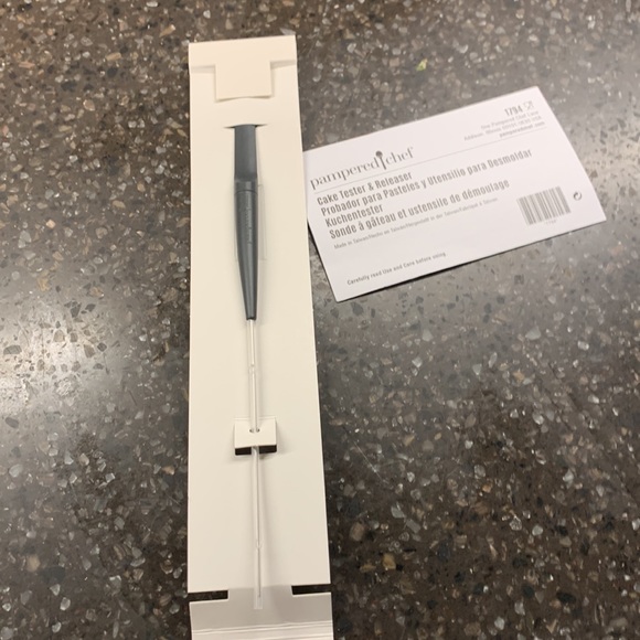 Pampered chef cake tester & releaser and a pampered chef scoop - Picture 5 of 8